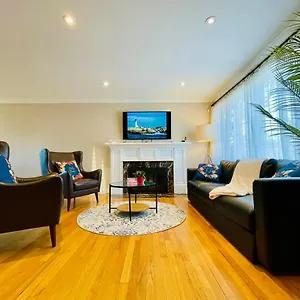 Spacious 3 Bedroom With Parking Holiday home Halifax
